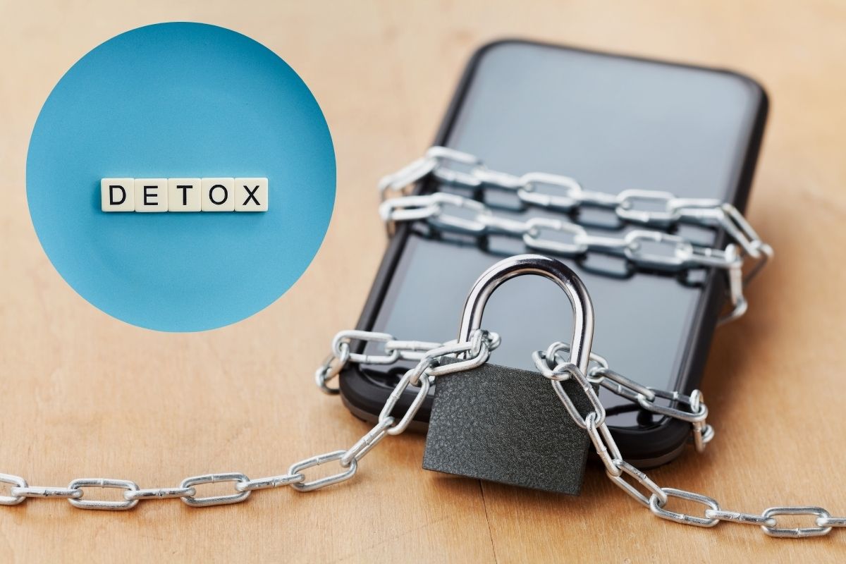 Un smartphone enchaîné avec un cadenas et le mot detox en lettres.